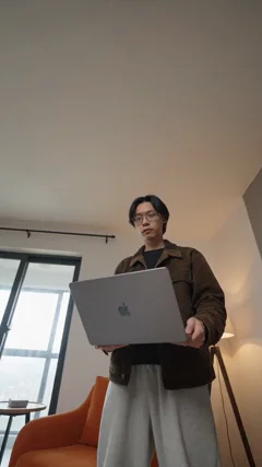 First frame, holding the laptop